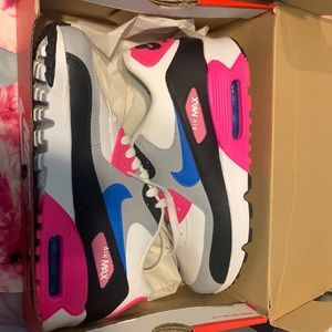 i’m selling these shoes